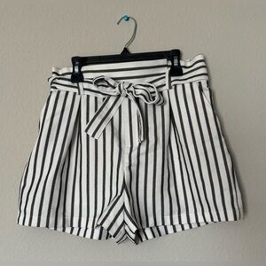 Forever 21 Striped Gray and White Women’s Shorts Size Medium